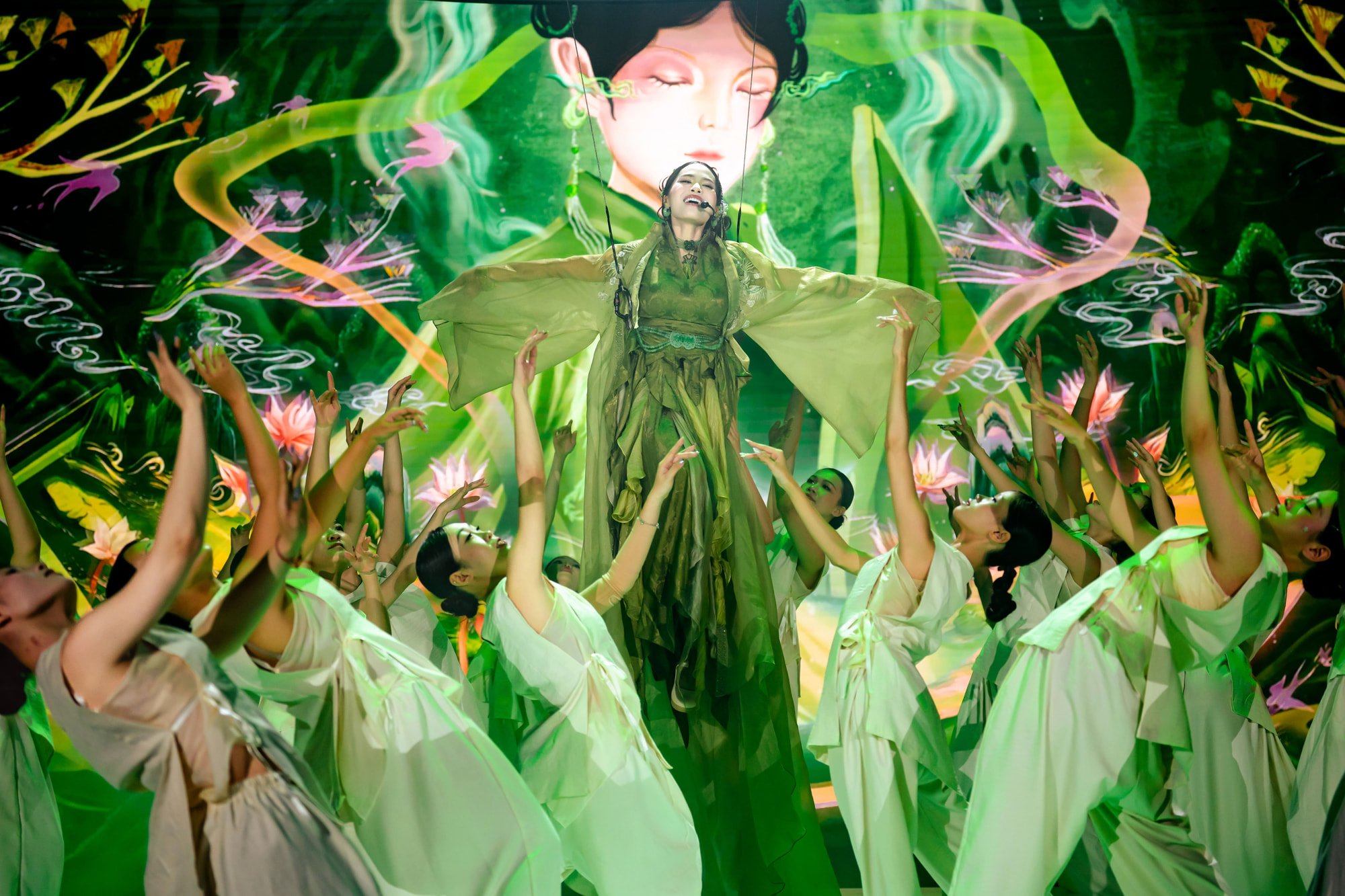 "LA NGOC CANH VANG" - CA NUONG KIEU ANH — image 1 of 8
